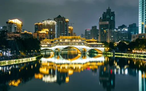 Chinas Wirtschaft der zwei Geschwindigkeiten: Die Technologie beschleunigt, die Immobilien bremsen — und ein Erzeugerpreisindex auf einem 45-Monats-Hoch verlangt Aufmerksamkeit