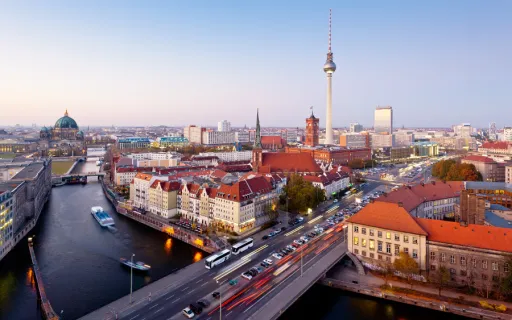 Deutschlands Wirtschaft im Gegenwind im Frühjahr 2026, während der Nahost-Konflikt auf dem Wachstum lastet